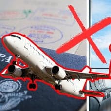 Pass till höger. Utklippt bild på ett flygplan till vänster. Flygplats till höger. Utklippt bild på två turister höger. Ett rött x i mitten.