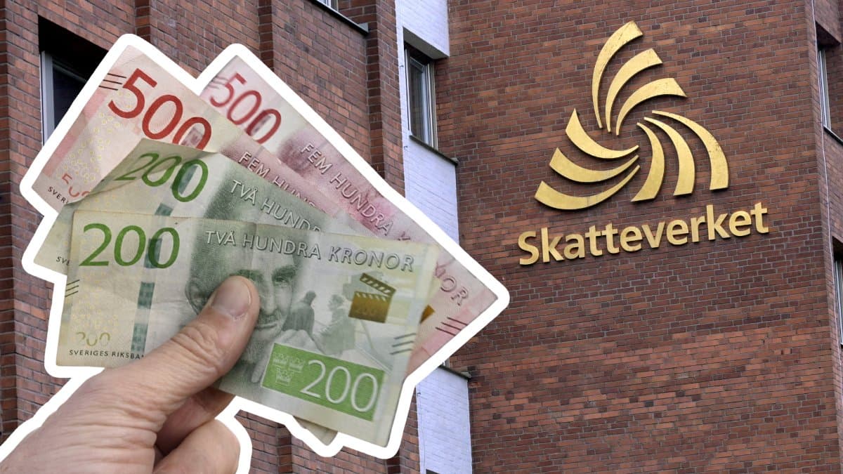 Person som håller i kontanter vänster. Skatteverket-skylt på en byggnad i bakgrunden.