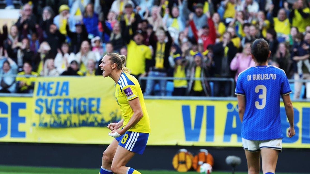 Fridolina Rolfö jublar efter sin kvittering till 2–2.
