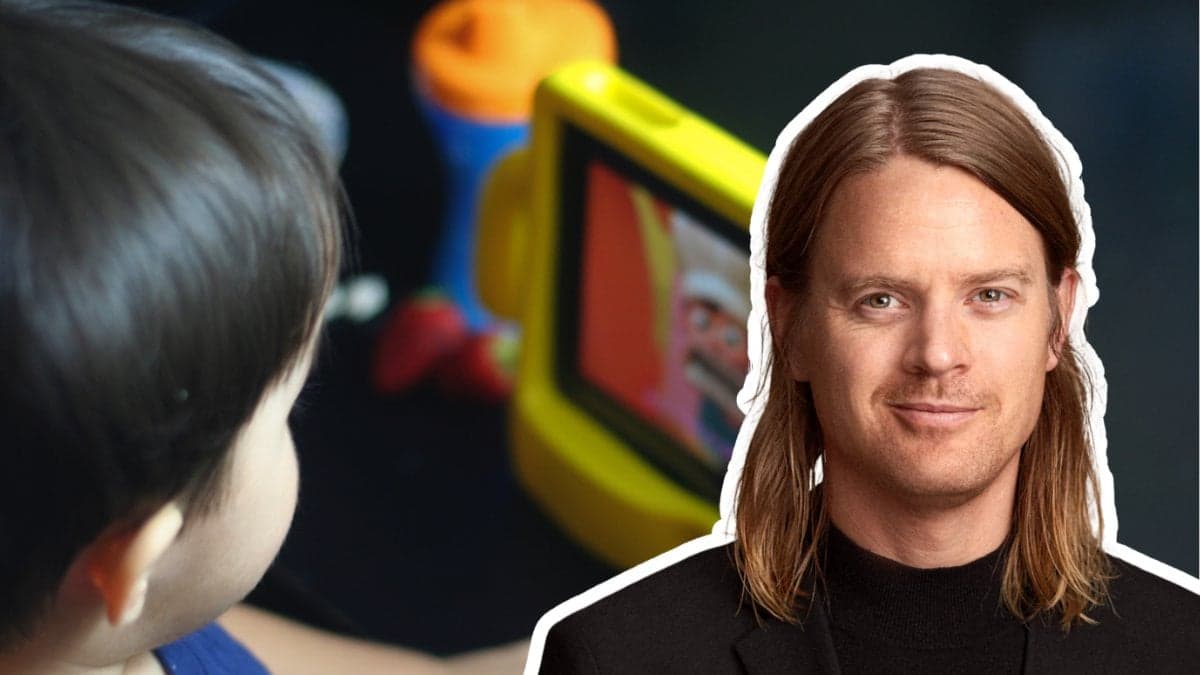 Barn som tittar på en ipad i bakgrunden. Johan Gustafsson på Tele2 utklippt höger.