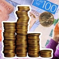 Svenska sedlar och en äldre kvinna