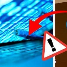 Datorkablar framför en dator vänster. Linkedin app-ikon höger. Varnings-skylt i mitten.