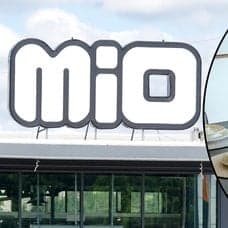 Bilder på Mio och köksstolar.