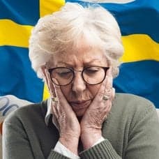 Sedlar av olika valörer i bakgrunden. I förgrunden syns en kvinna med händerna på kinderna och bakom henne en svensk flagga med vit skugga.