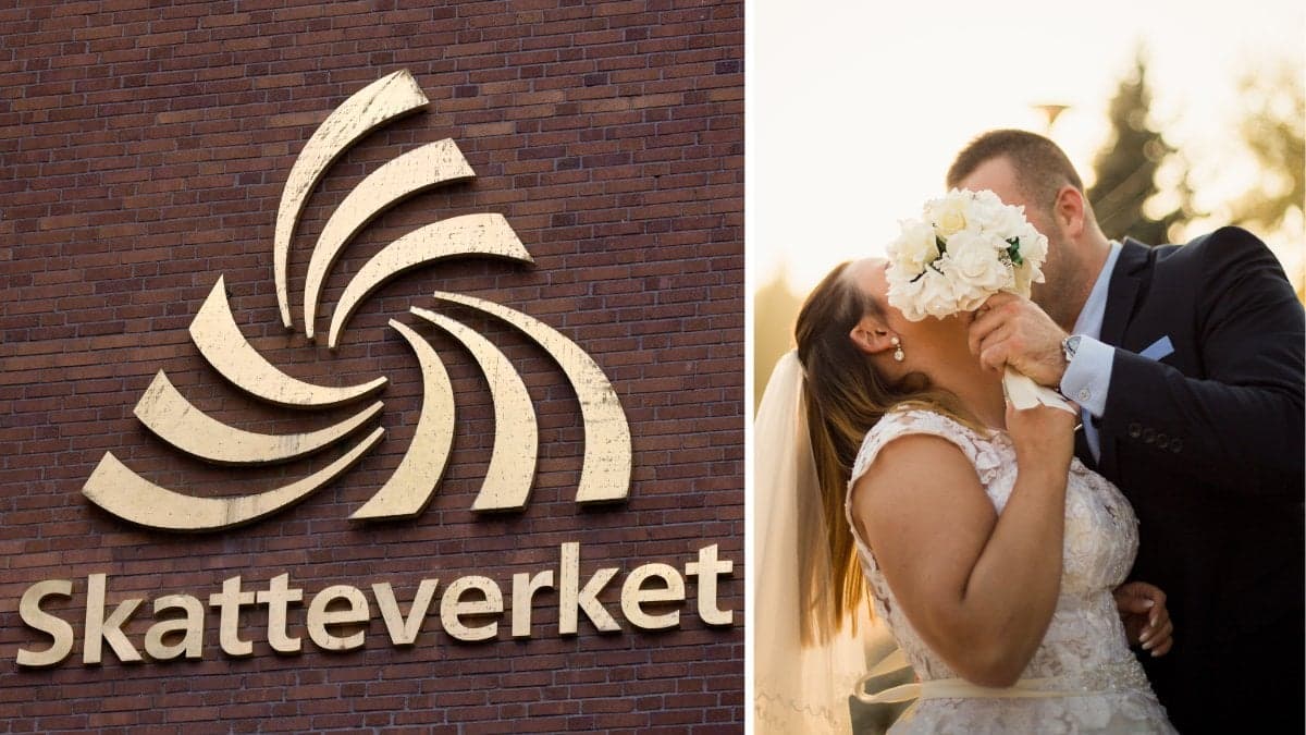 Skatteverket-skylt vänster. Ett gift par klädd i kostym och brudklänning, kysser varandra bakom brudens bukett.