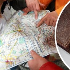 Personer håller i en karta vänster. En plånbok med mynt i höger.