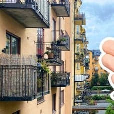 Lägenhetshus och hand med husnycklar