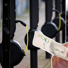 Laddstolpe, pengar och bilförare.