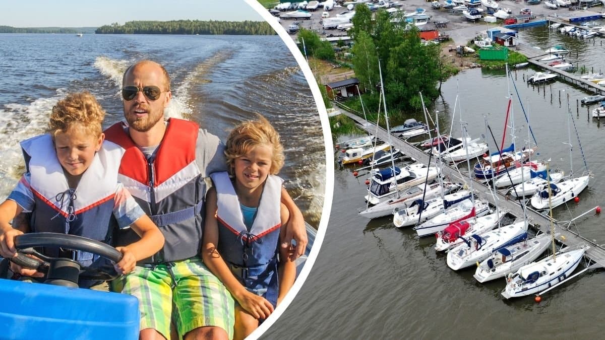 Familj i båt och fritidsbåtar i hamn