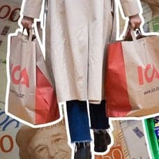 Pengar, person som handlat på Ica och en kundkorg från Coop.