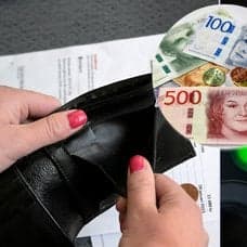 Plånbok, pengar och bankomat.