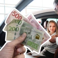 En kvinna som sitter i en bil med öppen dörr och pratar med en man som står upp. En utklippt hand som håller i kontanter till vänster.