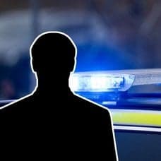 Blåljus, polisman och siluett av en man.