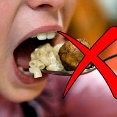 Barn äter mat, ett rött kryss och en mamma som kramar sitt barn