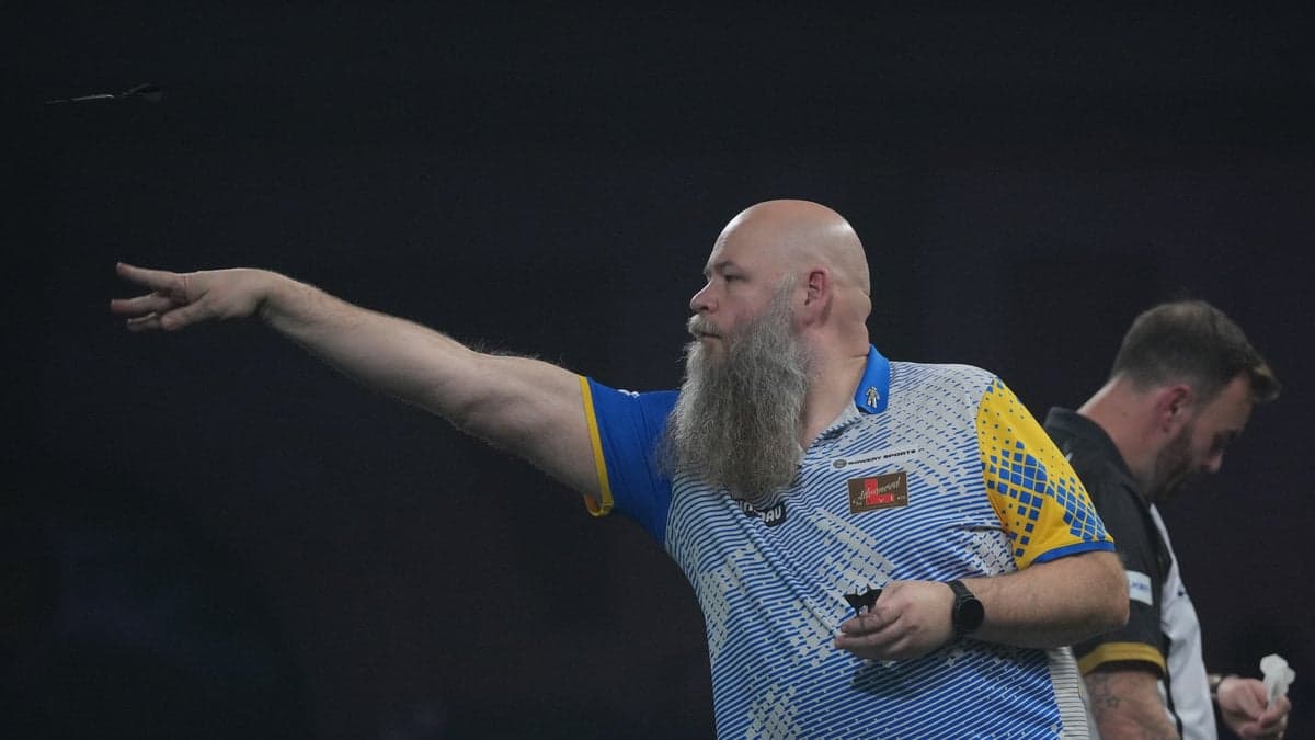 Andreas Harrysson kastar dart. 