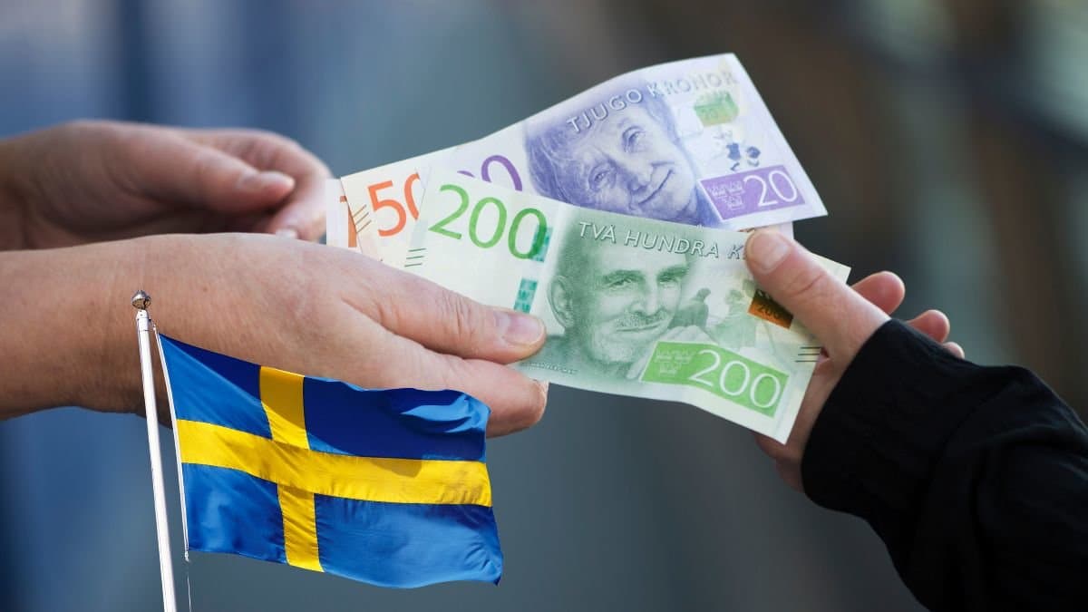 Sverige flagga och ge pengar till en person.
