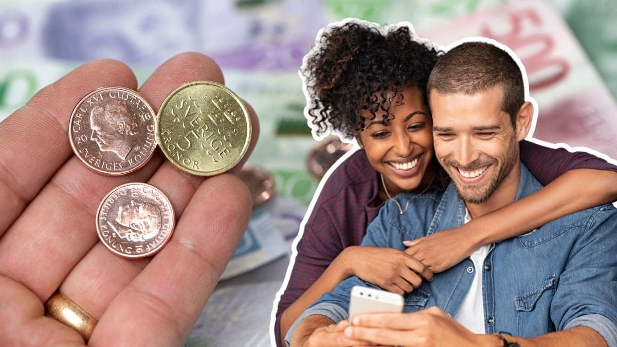 Pengar och ett glatt par som tittar i en mobil.