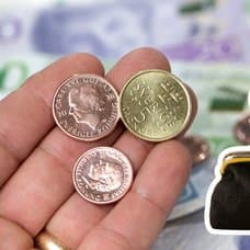 Svenska kontanter i bakgrunden. En person lägger mynt i en portmonä till höger.