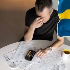 Man med räkningar, svenska flaggan och femhundralappar.