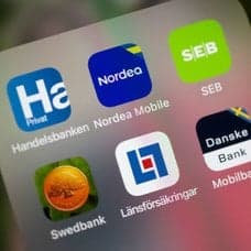 Bankappar i mobilen och en person som sätter in sitt betalkort i en bankomat.