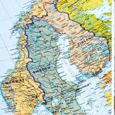 Sverige karta väderprognos och en kvinna som går med ett paraply.