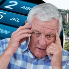Äldre man som pratar i telefon och bostadsområde i Göteborg