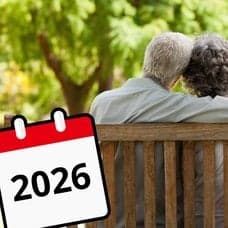 Äldre par på en bänk, pengar i händerna och en kalender.