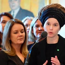 Amanda Lind vid regeringspresentationen. 