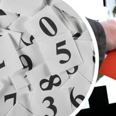 Siffror vänster. Ett oranget kuvert från Pensionmyndigheten läggs i en brevlåda höger.