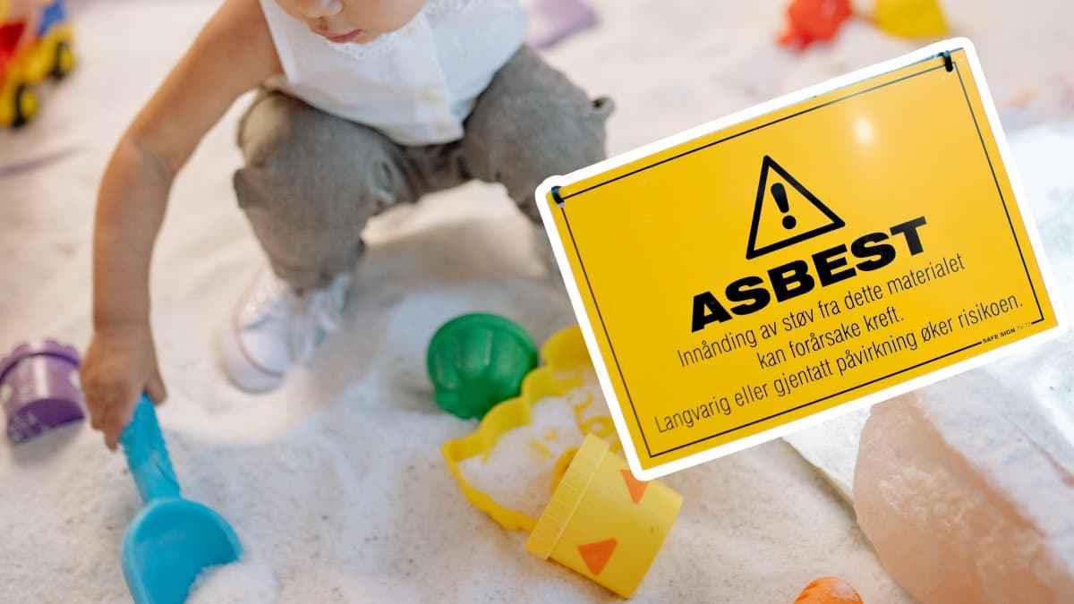 Barn i en sandlåda med leksaker i bakgrunden. Asbest-skylt utklippt till höger.