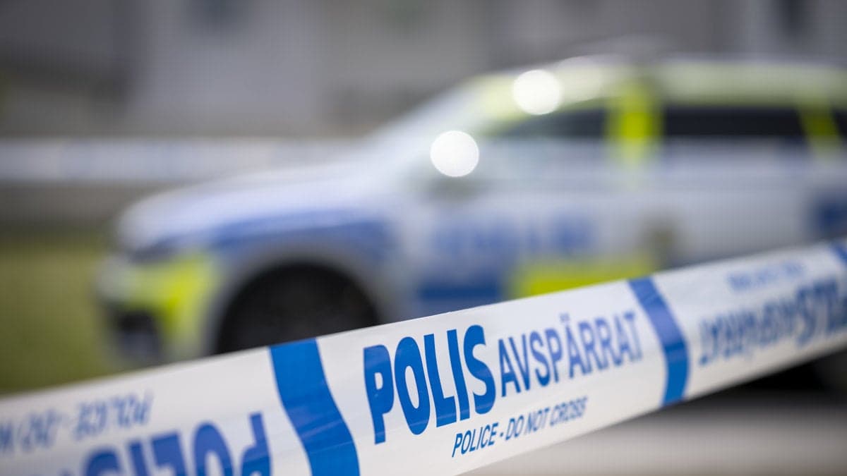 Polisbil och avspärrning.