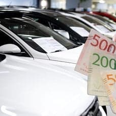 Bilhall och pengar i en plånbok.