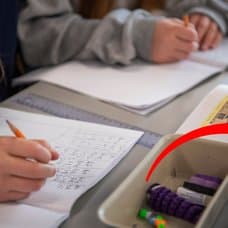 Barn i skolan och polisbil