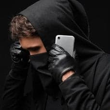 Bedragare och en kvinna som pratar i telefon.