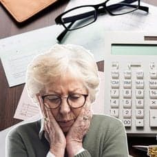 Kvinna, pengar, kvitto, kryss