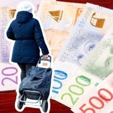 Pensionär med dramaten-vagn, pengar och en glad kvinna med kaffekopp i handen.