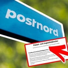 Postnord-skylt och en hand som skriver på ett paket