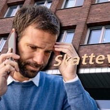 En man frustrerad i telefon vänster. Skatteverkets ingång i bakgrunden med en Skatteverket-skylt.