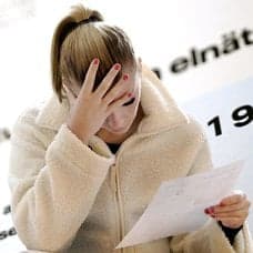 Elräkning och en kvinna som läser elräkningen.