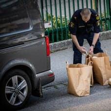 Polis och kriminaltekniker på plats vid brottsplatsen i Malmö.