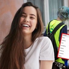 Ung kvinna som ler och sommarjobbare