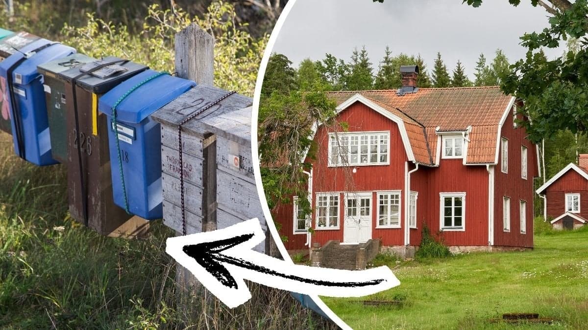 Brevlådor och ett rött hus med vita knutar