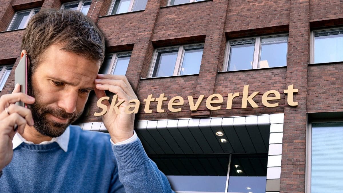 En man frustrerad i telefon vänster. Skatteverkets ingång i bakgrunden med en Skatteverket-skylt.