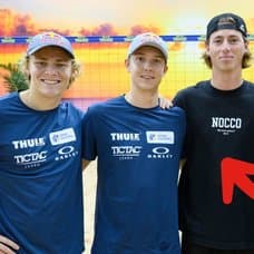 David Åhman, Jonathan Hellvig, Jacob Hölting Nilsson och Elmer Andersson står tillsammans. I hörnet är utklippta medlajer och en röd pil som pekar från medaljerna till spelarna.