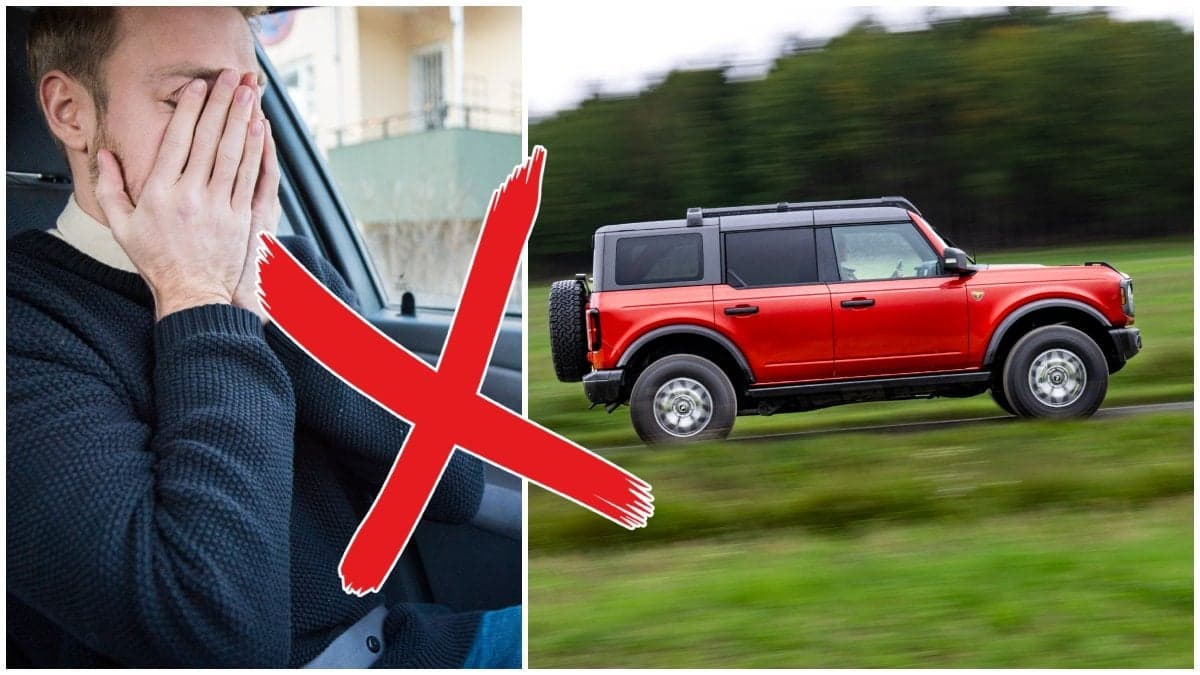 En ung man som håller händerna för ansiktet och en röd ford som kör i naturen.