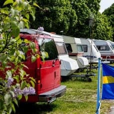 Camping husvagnar och husbilar. Svenska pengar och svenska flaggan. 