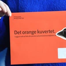 Orangea Pensionskuvertet i bakgrunden. HÄnder som håller ut en tom plånbok höger.