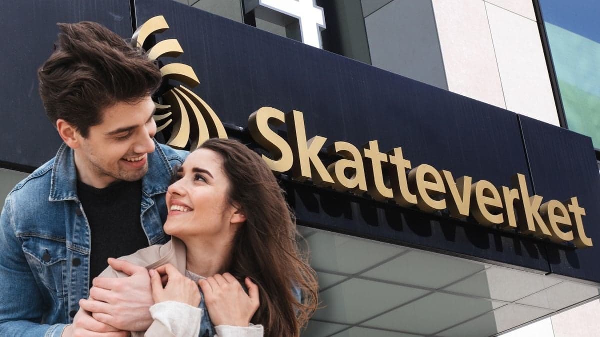 Par som tittar varandra i ögonen och Skatteverkets logga på fasad