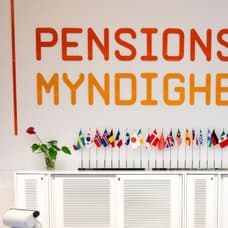 Pensionsmyndigheten och en man som har händerna för ansiktet.