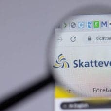 Skatteverkets hemsida, pengar i en plånbok.